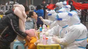 China ordena confinamiento en Zhengzhou tras violentas protestas
