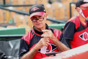 Dave Jauss coach de banca Leones del Escogido 