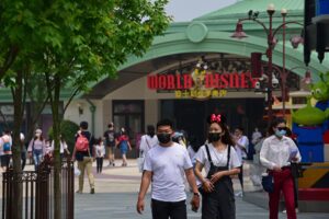 El parque temático de Disneyland en la ciudad oriental china de Shanghái anunció hoy que volverá a cerrar temporalmente debido a las restricciones anti-covid tan solo cuatro días después de reabrir sus puertas tras casi un mes clausurado por el mismo motivo.EFE/EPA/ZHOU YOU/COSTFOTO