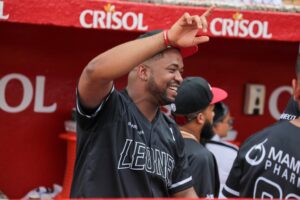 Eloy Jiménez espera permiso para jugar con el Escogido
