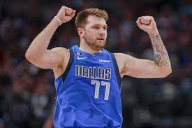 Triple-doble de 41 puntos de Doncic ayuda a Mavs a superar a Warriors