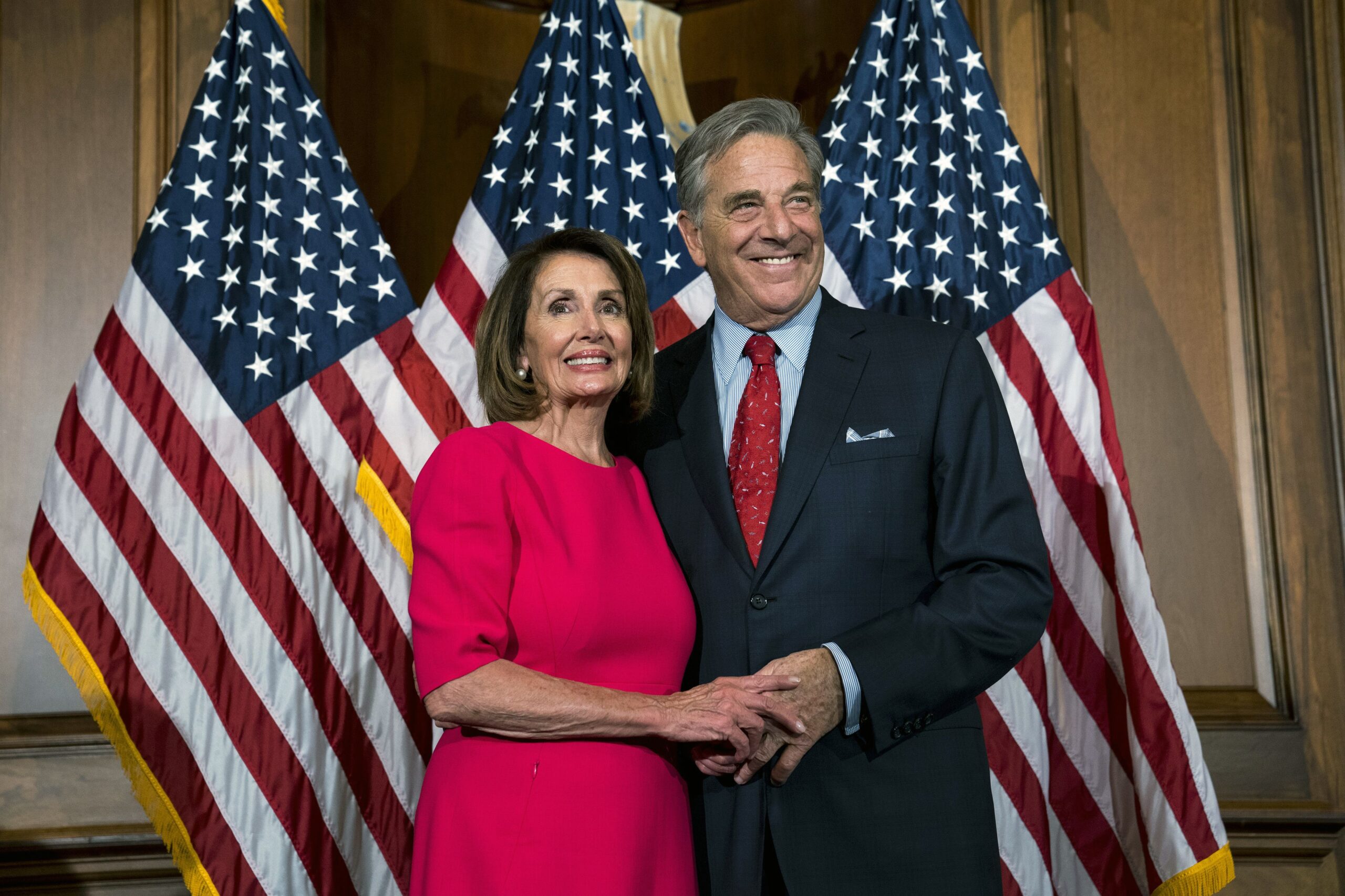 Dan de alta al esposo de Nancy Pelosi