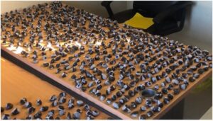 Policía ocupa 759 porciones de marihuana en residencial de Baní
