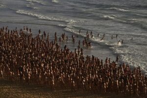 Más de 2,000 personas se desnudan en playa australiana contra cáncer de piel