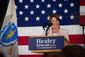 Maura Healey, primera gobernadora lesbiana de EEUU