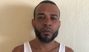 PN apresa hombre por porte ilegal y presumible droga en Bani