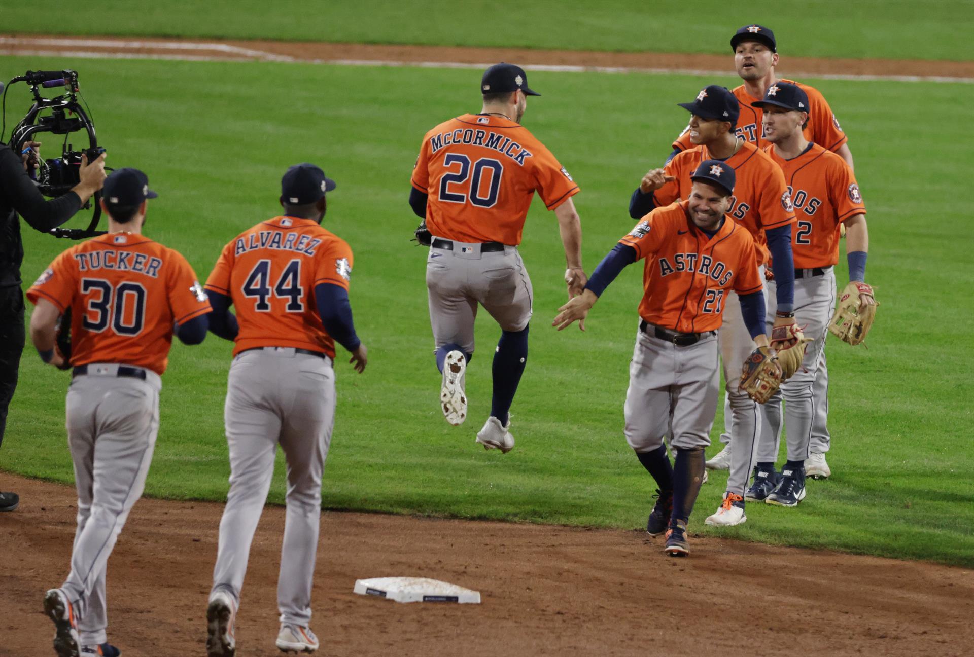 Peña y Verlander sitúan a los Astros a un paso de ganar la Serie Mundial