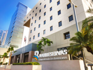 Reconocen a Banreservas como Banco del Año de RD y Mejor Banco para PYMES
