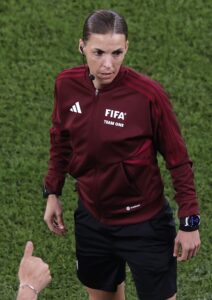 Stéphanie Frappart, primera mujer en equipo arbitral en un Mundial masculino