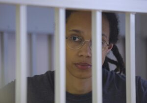 Trasladan a Brittney Griner a penal ruso donde cumplirá su condena