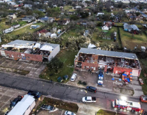 Una veintena de tornados golpean el sur de Estados Unidos
