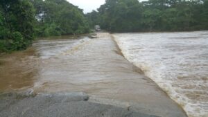 25 familias desplazadas en Montecristi por crecida del río Guayubín 