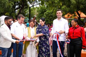 Raquel Arbaje, MICM y CEMEX entregan el Parque Infantil Boquerón en Barahona
