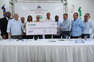 Agricultura continúa entregando indemnización a productores afectados por Fiona