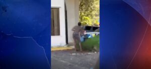 Video: denuncian nacional haitiana se baña en vía pública