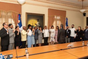 Ministro de la Presidencia juramenta comisión del INPOSDOM 