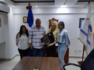 Alcaldía de SDO reconoce artista de música romántica Marisela 