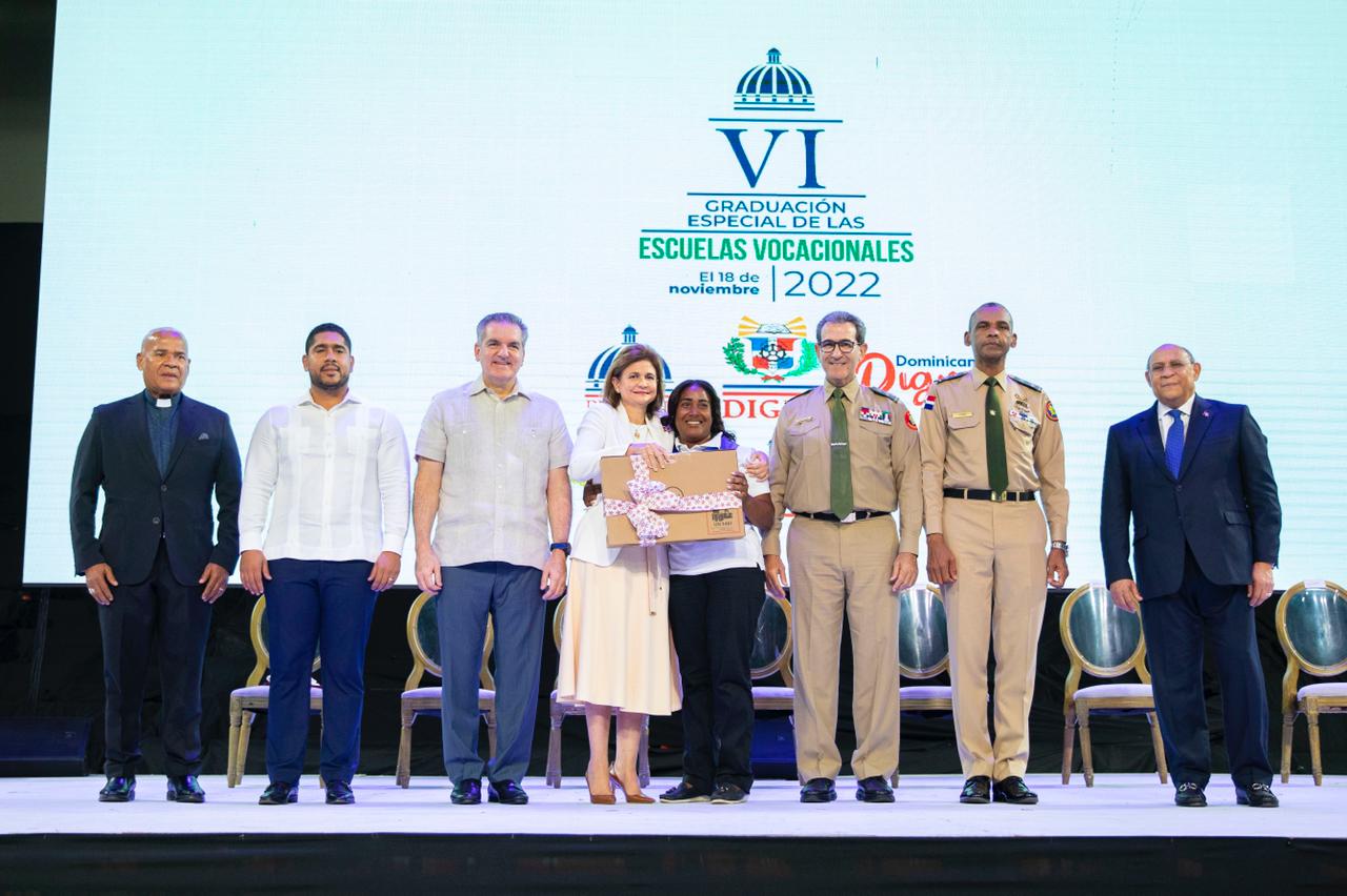 Vicepresidenta Peña encabeza actividad Escuelas Vocacionales de las FFAA y la PN gradúan Miles de jóvenes en diversas especialidades técnicas