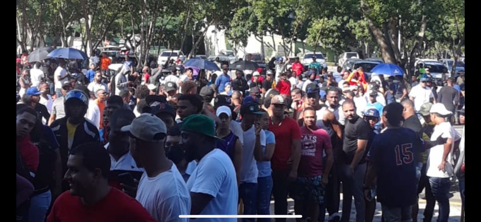 Casetas de boletería abarrotadas previo al juego de las Águilas y Licey