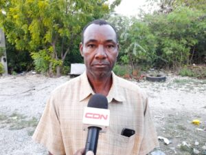 Pastor denuncia oficiales de migración y del ERD lo despojaron de su vehículo en Barahona 