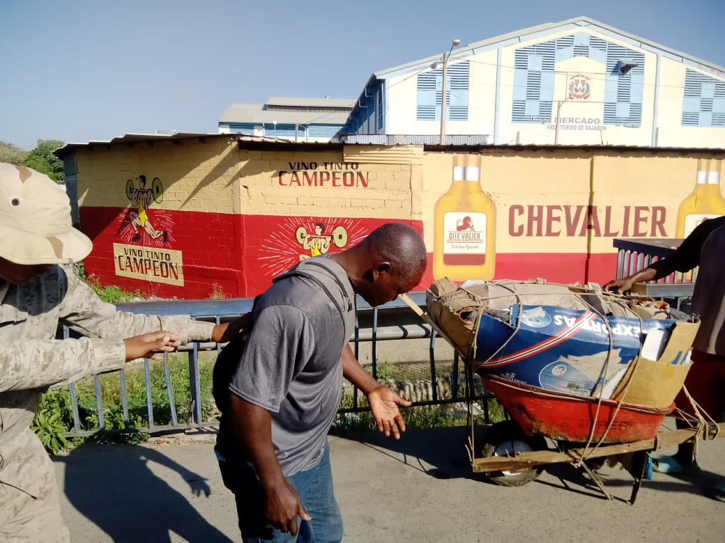 Camionero resulta herido tras haitianos lanzar piedras desde Haití
