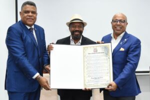 Cámara de Diputados reconoce trayectoria artística de Fausto Rey