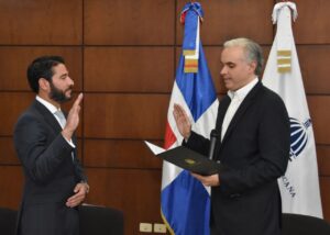 Ministro de Trabajo juramenta nuevo superintendente de Pensiones