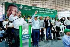 Fuerza del Pueblo juramenta a expresidente del PLD y exalcalde de Cenoví