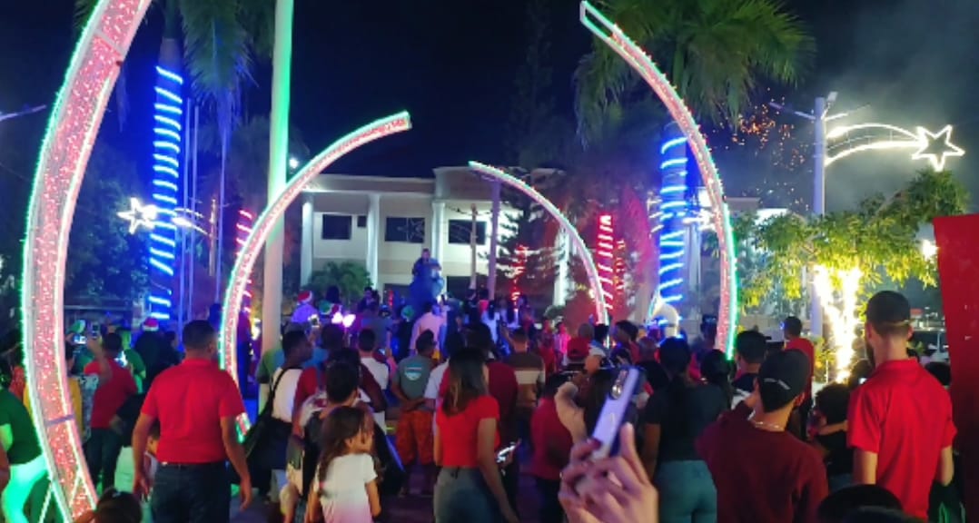 Con fuegos artificiales y música dan inicio a la navidad en Nagua
