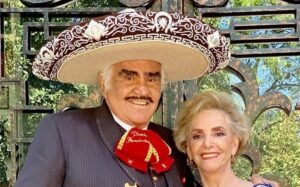 Esposa de Vicente Fernández reacciona a críticas por infidelidad del cantante