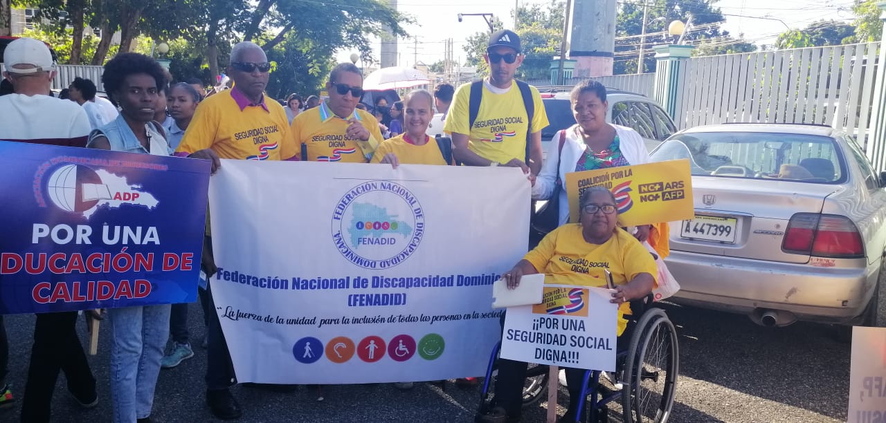 Médicos y otros trabajadores marcan gritando ¡No más ARS! ¡No más AFP!