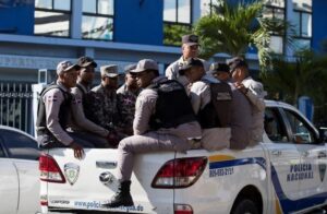 Salarios de policías a punto de llegar a 500 dólares  