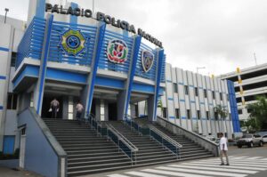 Policías cambian neumáticos de los vehículos de la institución por otros en mal estado  