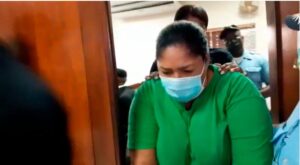 Condena de 30 a mujer que calcinó hija alienta a familiares 