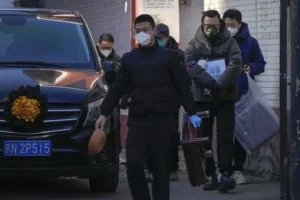 Dos muertos por COVID-19 en repunte de contagios en China 