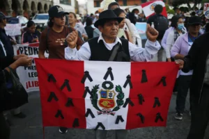 Perú: cambio de ministros tras protestas y muertes 
