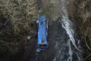 España: siete muertos tras caer autobús desde un puente 