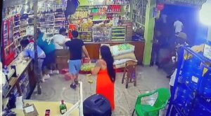 Baní aún estremecido por tragedia Día Navidad; familiares lloran víctimas en intimidad 