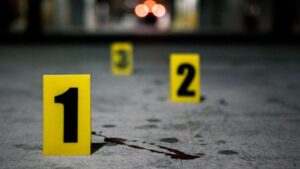 Sin detenidos por la muerte de un hombre al salir de una gallera 