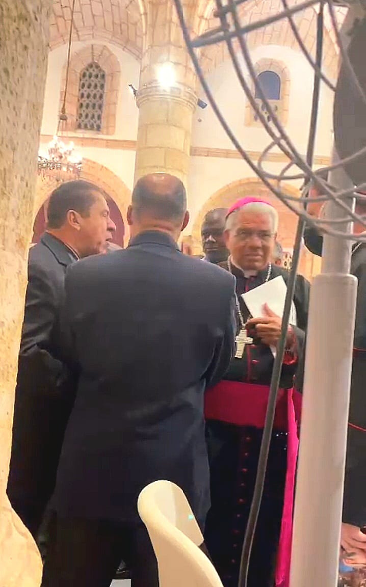 Percival Peña grita insultos a monseñor Osaría durante concierto de Navidad