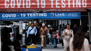 Nueva York recomienda volver a usar las mascarillas en lugares públicos 