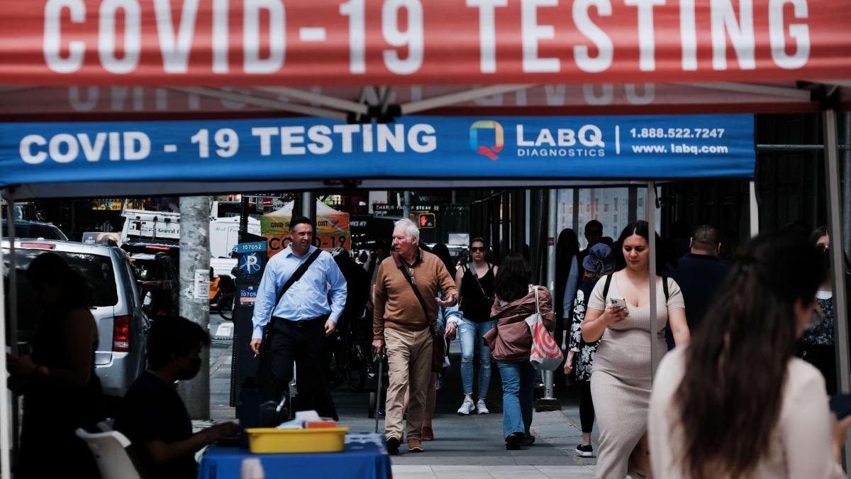 Nueva York recomienda volver a usar las mascarillas en lugares públicos