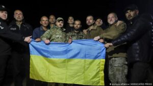 Más de 60 ucranianos y un estadounidense son liberados en canje de prisioneros con Rusia 