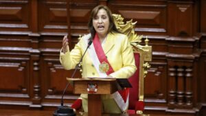 Dina Boluarte llama a la calma y asegura que representa 