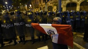 Miles de turistas quedan varados en Cusco en medio de protestas por la destitución de Castillo 