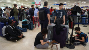 Cientos de turistas llevan días varados en México a causa de la fuerte tormenta invernal 