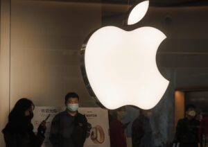 Apple retrasa lanzamiento de su vehículo eléctrico a 2026, según medios