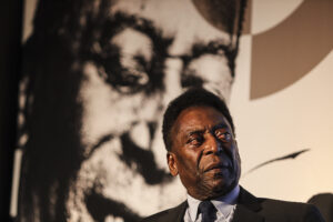 Fotografía de archivo, tomada en agosto de 2016, en la que e registró al legendario exfutbolista Edson Arantes do Nascimento 'Pelé', quien falleció este jueves, 29 de diciembre, a los 82 años. EFE/Antonio Lacerda