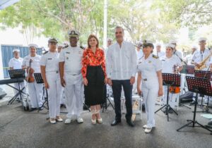Abinader y Raquel Peña comparten con vecinos de la Casa Presidencial de Santiago
