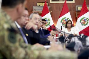 Boluarte defiende legitimidad; militares retoman control en Perú
